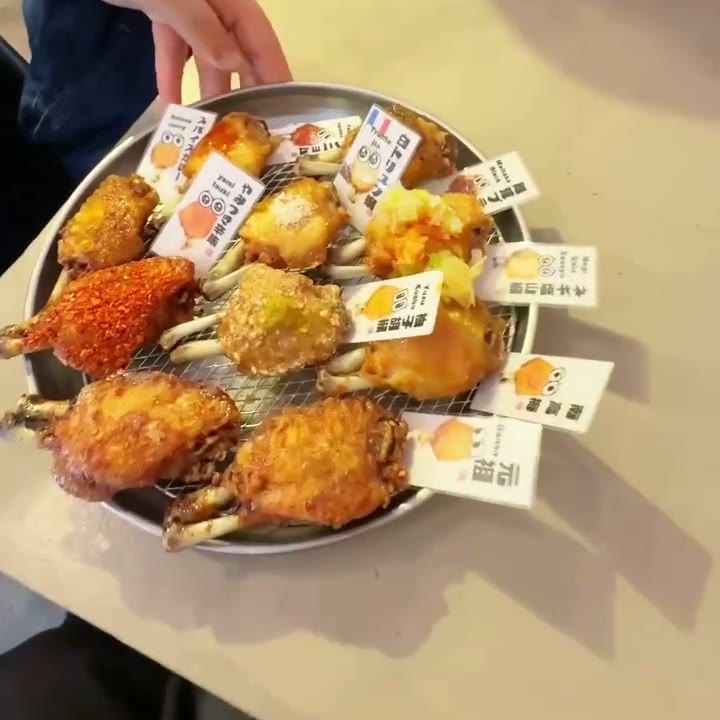 大須商店街を歩く様子
