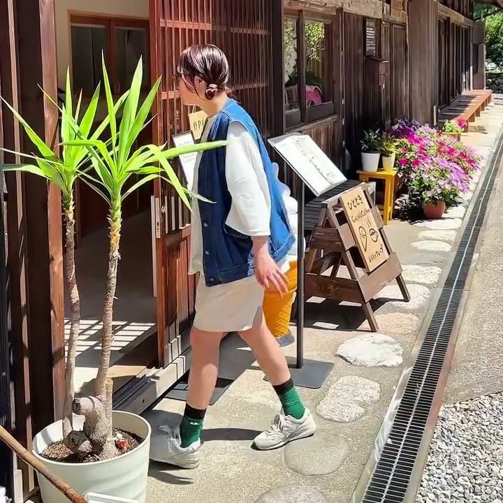 白川郷を歩く様子
